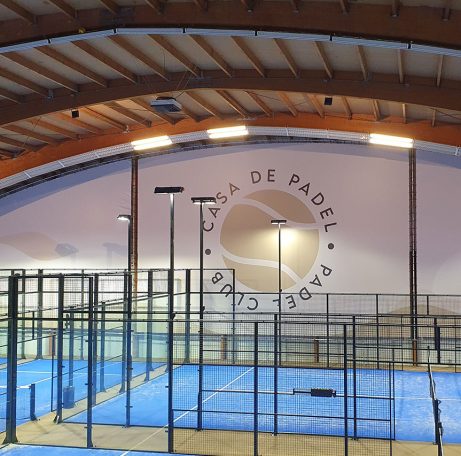 Casa de Padel - Deurne NL zicht op banner padelbaan logo klant